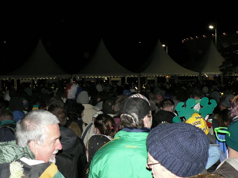 JAR 539.JPG - Bezpečnostní opatření byla veliká, snad až na to, že se vůbec nekontrovalo, zda jméno na lístku odpovídá jménu návštěvníka zápasu. Velmi nepříjemné bylo, že během čekání na bezpečnostní kontrolu začalo silně pršet. Tudíž jsme se na stadion dostali pěkně promočeni.